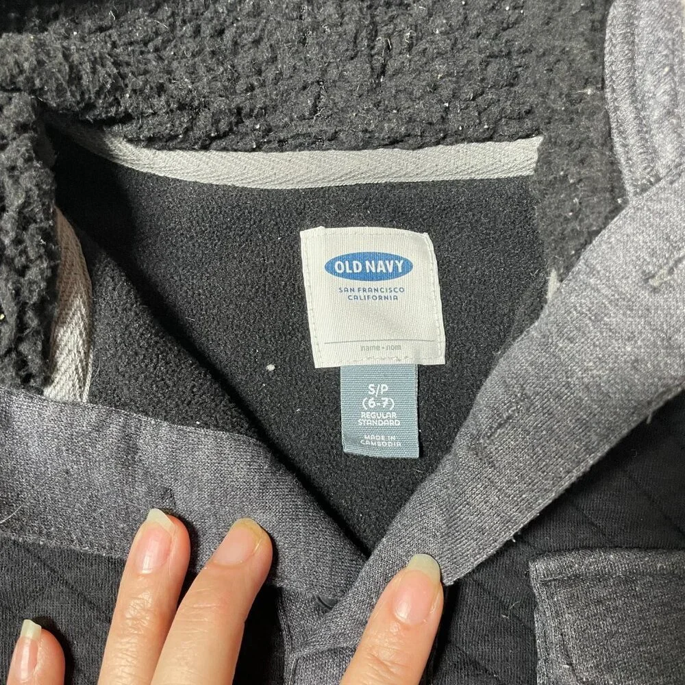 Old Navy Black and Gray Quilted Henley Hoodie Boys size small‎ 6-7